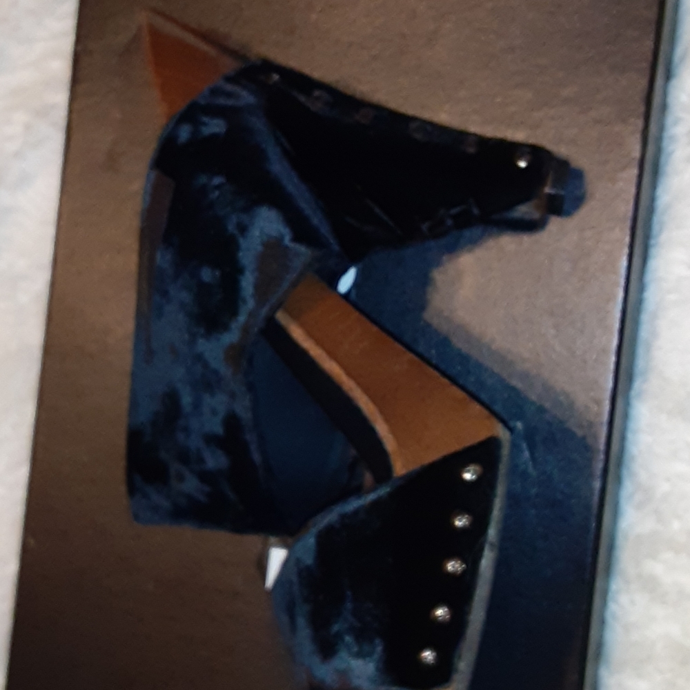 Shoes - Picture 7 of 8